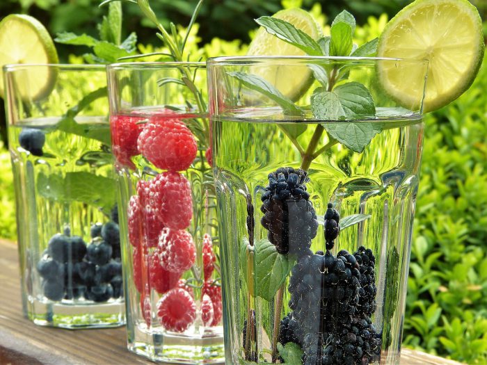 Verres d'eau avec des fruits